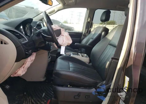 2015 Chrysler Town & Country Touring z USA, uszkodzony, nr VIN 2C4RC1BG0FR716636